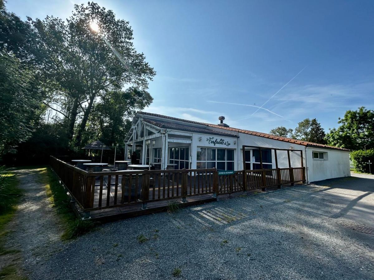 Les Cabanes Du Lac Vandre ภายนอก รูปภาพ
