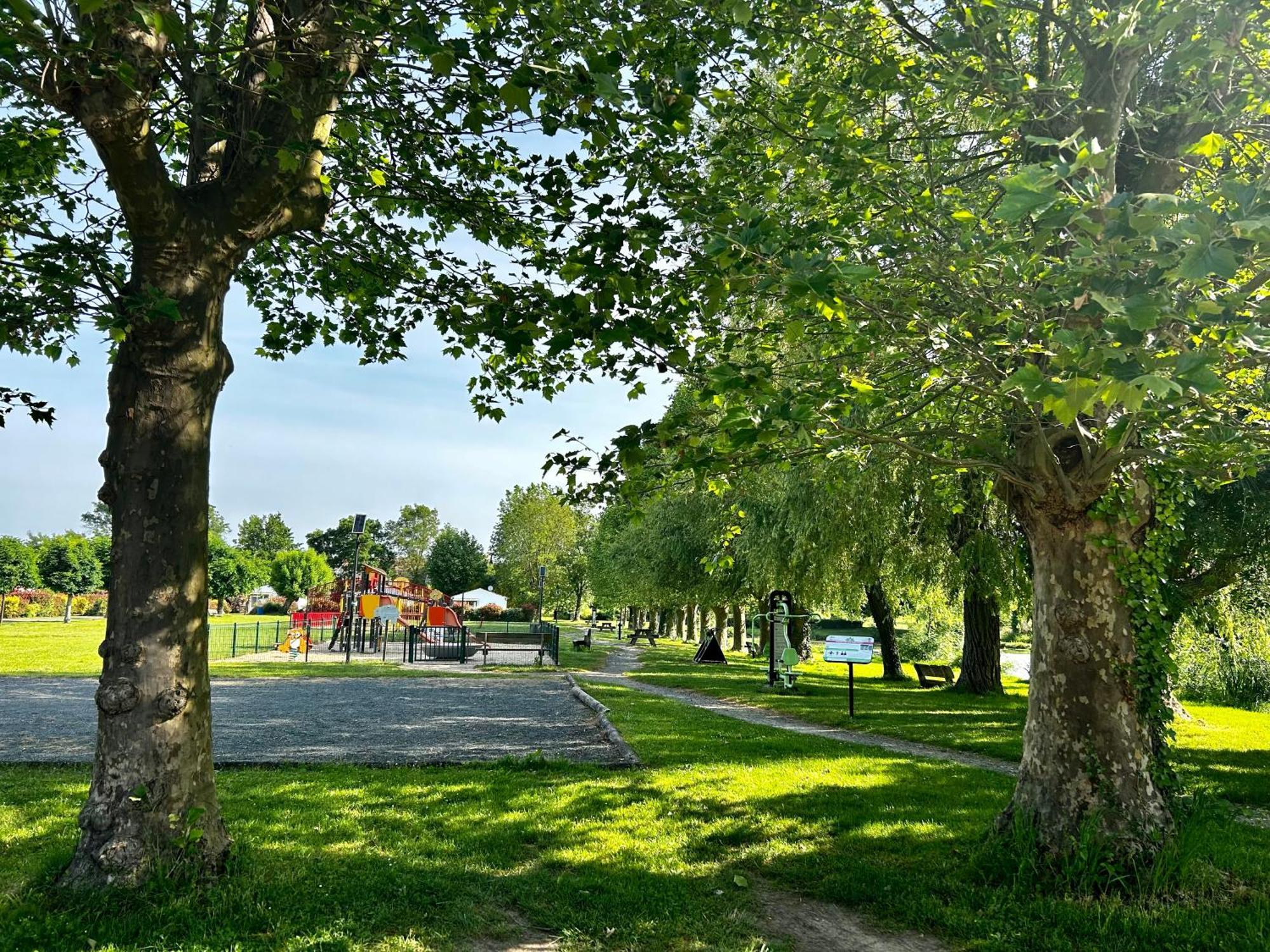 Les Cabanes Du Lac Vandre ภายนอก รูปภาพ