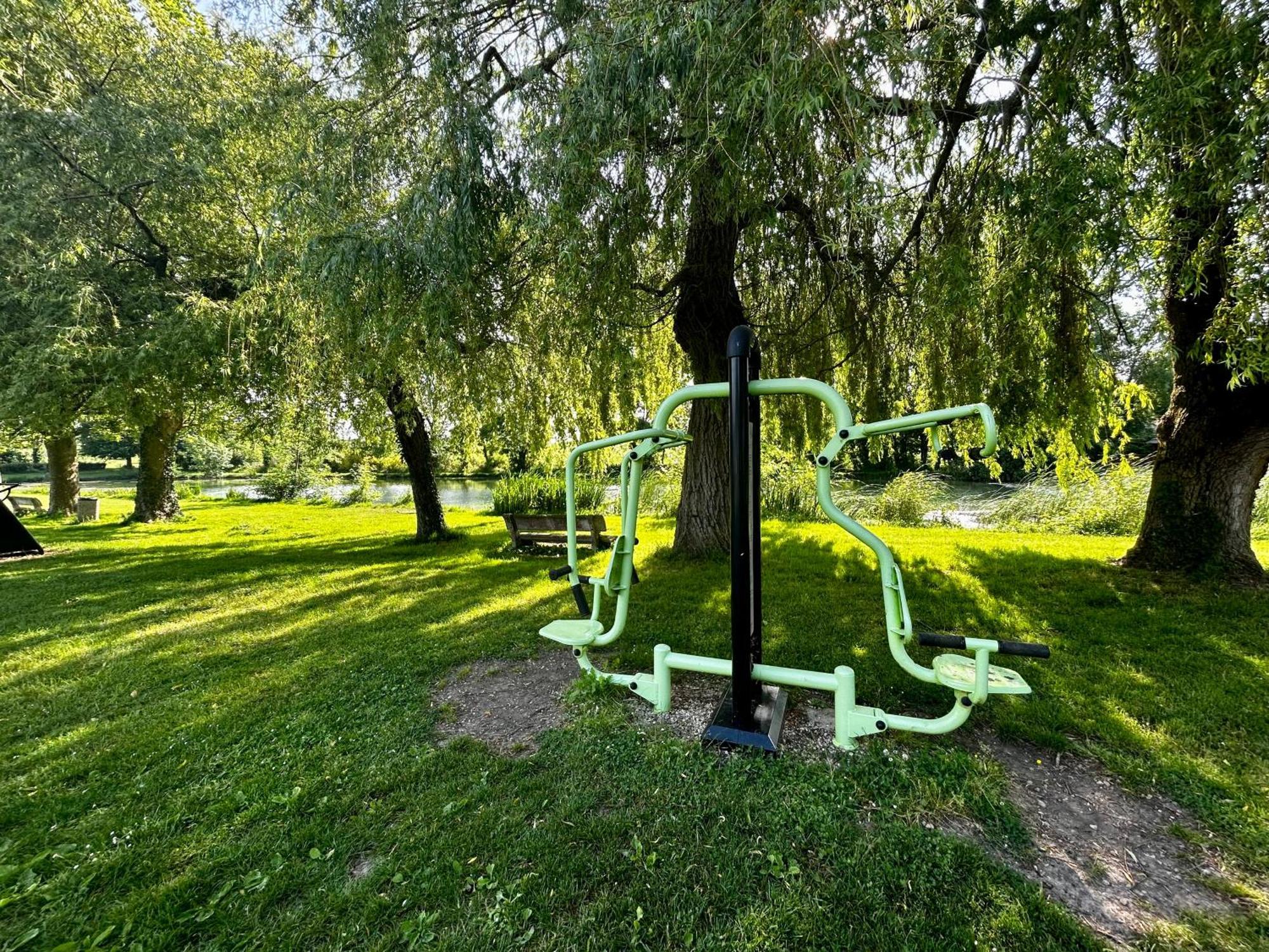 Les Cabanes Du Lac Vandre ภายนอก รูปภาพ